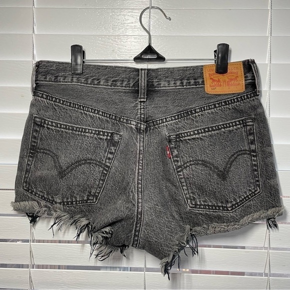 Levi’s 501 Distressed Shorts size 28 - Picture 4 of 4